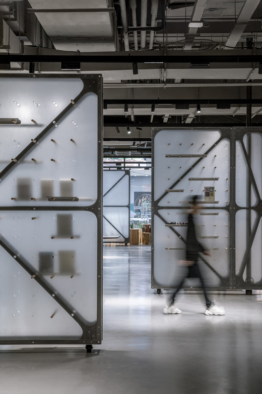 Mumokuteki Concept Bookstore / LUO studio - Interior Photography, Glass