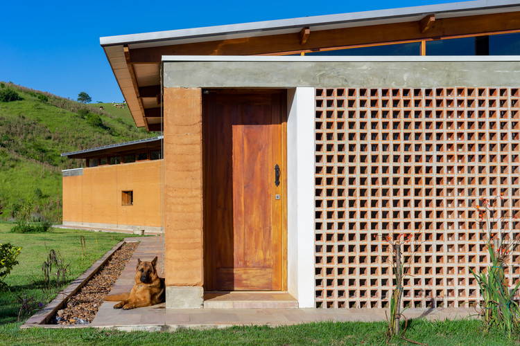 Rammed Earth House / Estudio Piloti Arquitetura + Stepan Norair Chahinian - Exterior Photography, Door