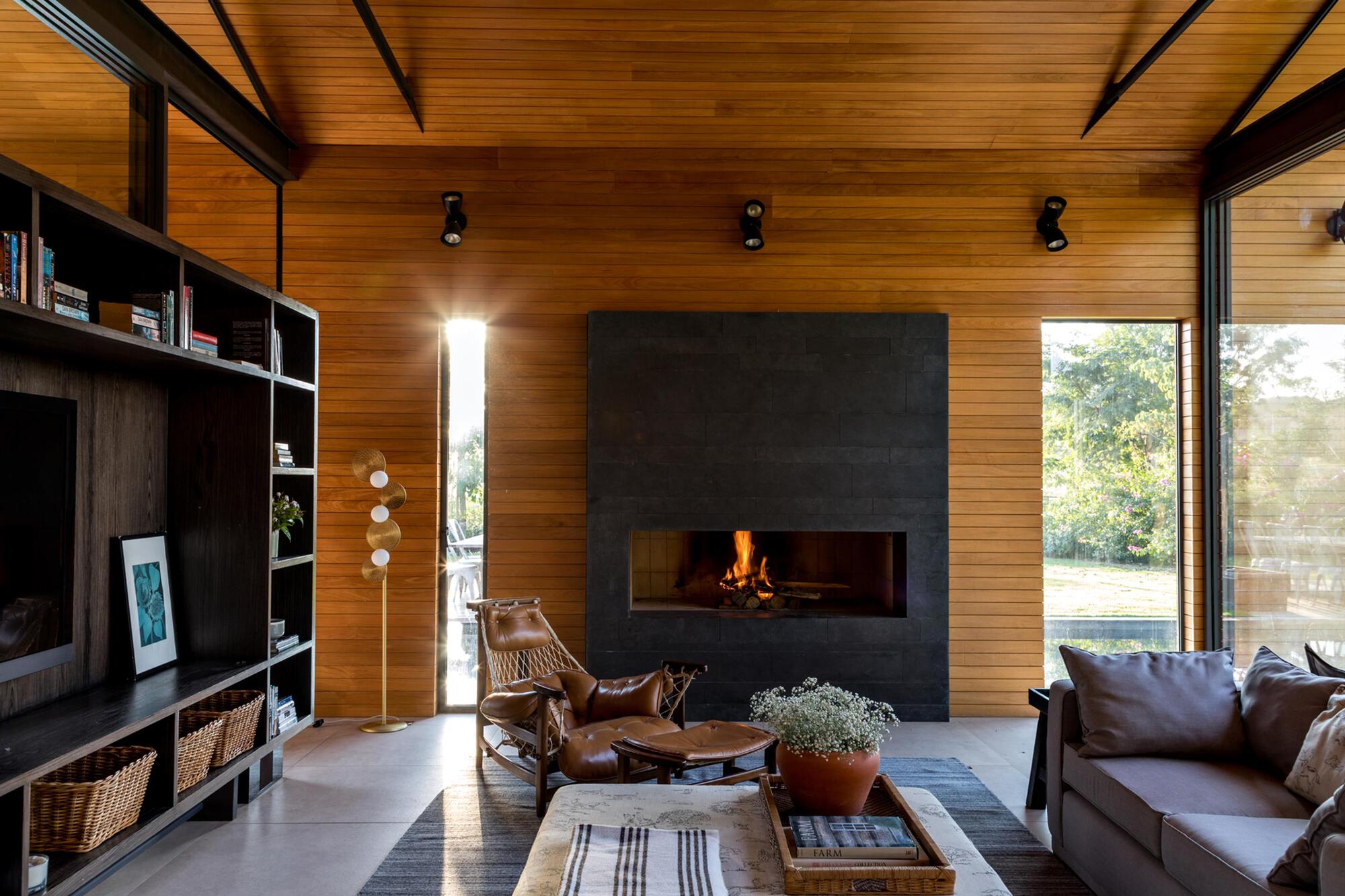 Galeria de Casas brasileiras: 30 lareiras que impactam o design de ...