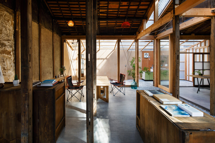 Honjo-west Office / OSTR - Interior Photography, Kitchen, Table, Windows, Beam