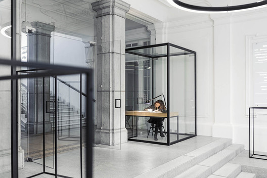 Transparência e translucidez: vidro e seus diferentes níveis de privacidade em projetos de interiores - Imagem 14 de 21