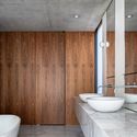Tobias Partners Collins Beach House 28 HR - Collins Beach House kiến tr&uacute;c hiện đại v&agrave; kết nối với thi&ecirc;n nhi&ecirc;n