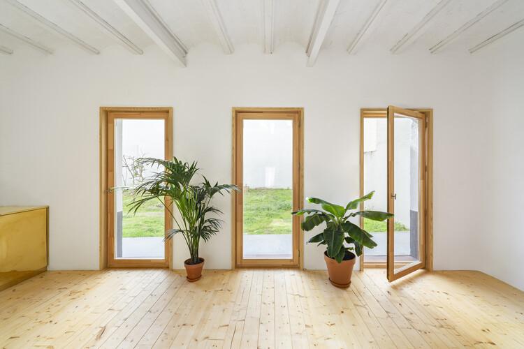 Transformación de vivienda en patio de medianera de Lavapiés / KRI - Fotografía interior, Ventanas