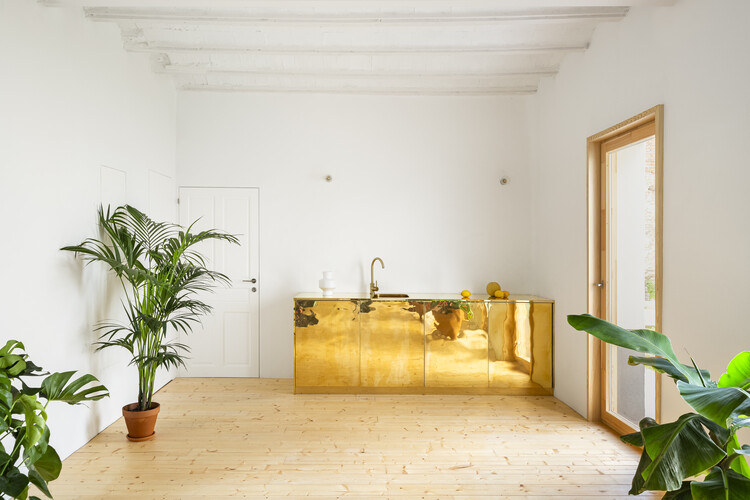 Transformación de vivienda en patio de medianera de Lavapiés / KRI - Fotografía interior, Renovación, Fachada