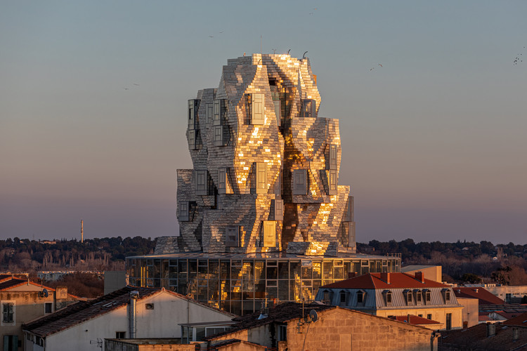 Se inaugura la nueva torre de Frank Gehry en Arlés, Francia ArchDaily