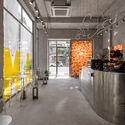 20210527   Ksoul   Yama 14 - AMA Coffee Shop: Qu&aacute;n cafe sử dụng m&agrave;u x&aacute;m v&agrave; m&agrave;u v&agrave;ng thể hiện sự đ&ocirc; thị ho&aacute;