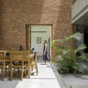 09 - The Brick Connection / TRAANSPACE: Nh&agrave; tường gạch mộc kết nối với thi&ecirc;n nhi&ecirc;n