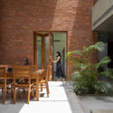 10 - The Brick Connection / TRAANSPACE: Nh&agrave; tường gạch mộc kết nối với thi&ecirc;n nhi&ecirc;n