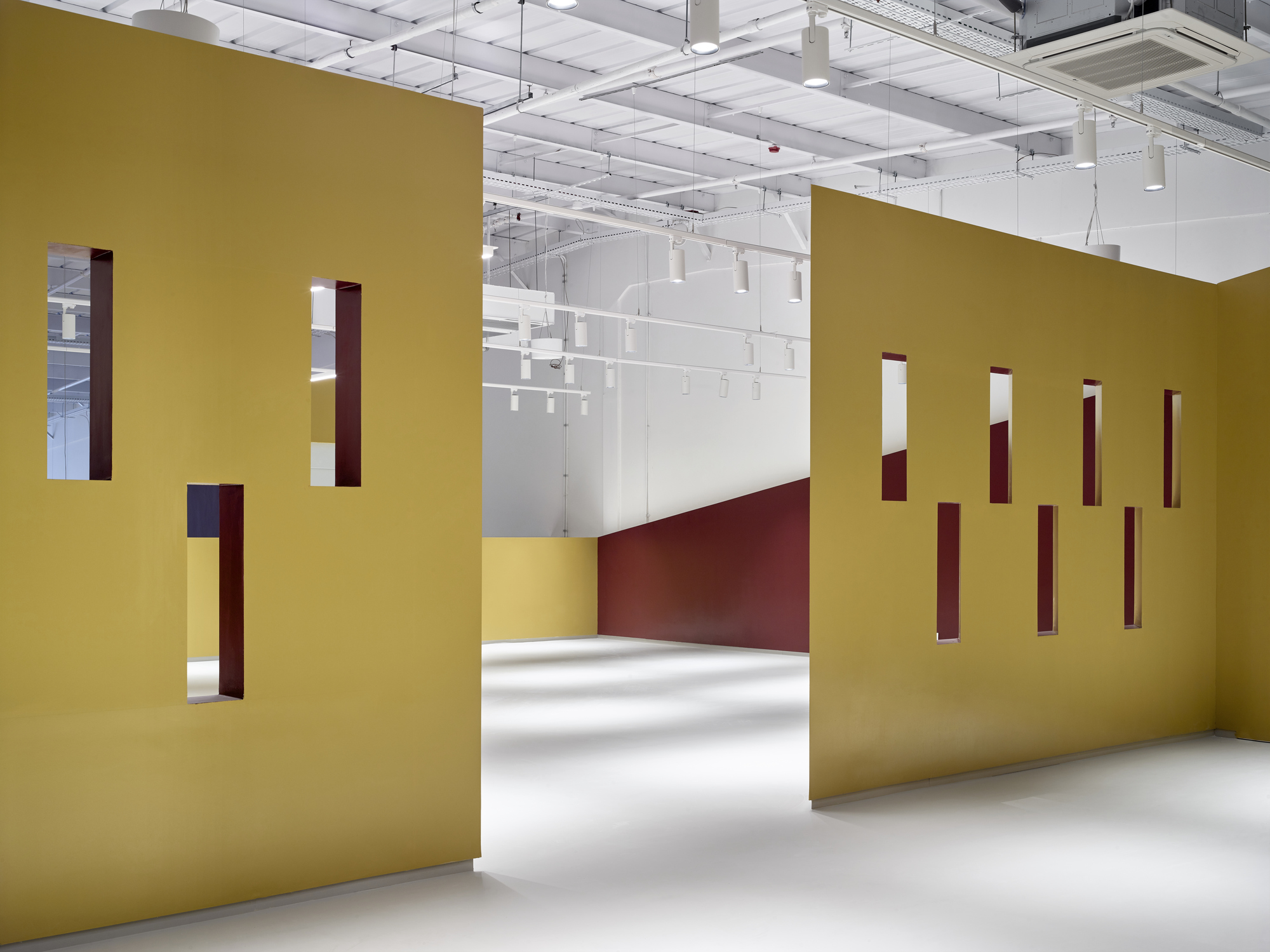 Gallery of Kaza Israel Furniture Showroom / Baranowitz & Goldberg