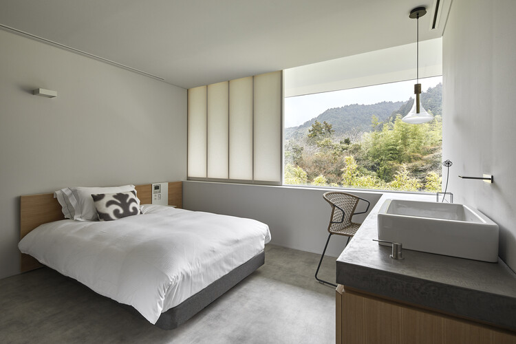 Akizuki no Tori House / FUJIWALABO / Teppei Fujiwara Architects Labo - Interior Photography, Bedroom, Bed, Windows