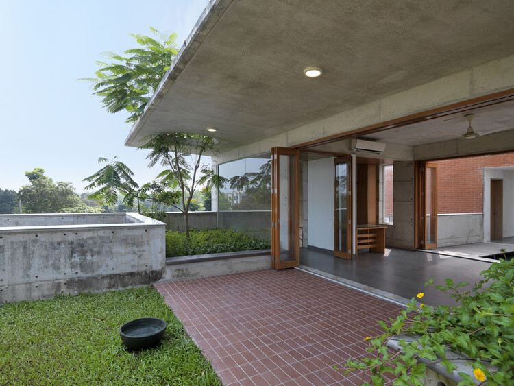 Ashraf Kaiser Residence / Shatotto - Exterior Photography, Windows, Facade, Garden, Courtyard