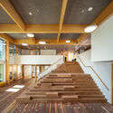 木质框架的‘填充’，阿姆斯特丹全球公民小学 / Moke Architecten - 室内图, 小学及初中, 楼梯