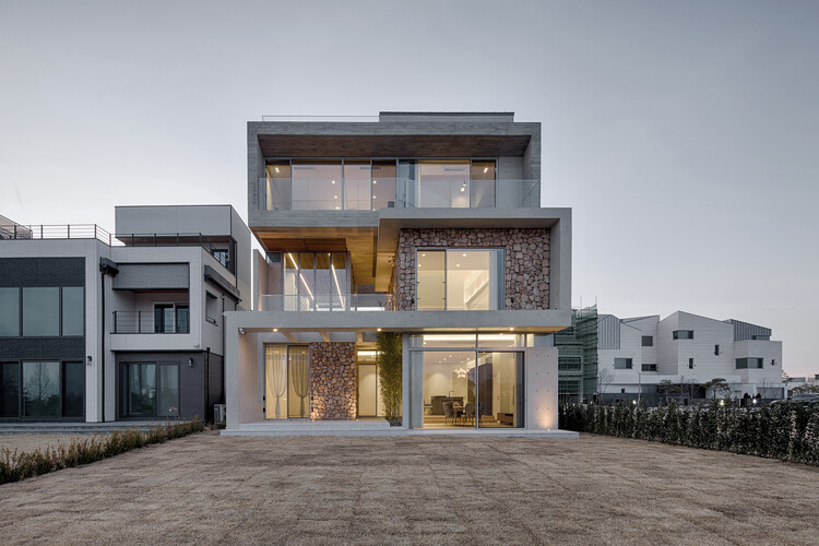 Rock-Field / DESIGN GROUP COLLABO - Exterior Photography, Houses, Facade, Door