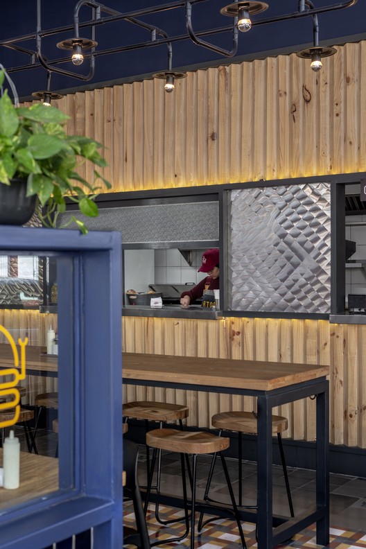Restaurante atom burger / LVS-Architecture Restaurante atom burger / LVS-Architecture - Fotografia de Interiores, Cozinha, Madeira, Cadeira