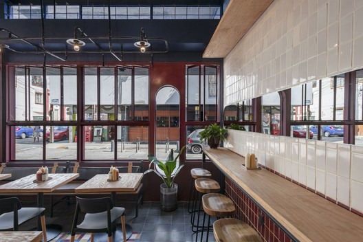 Restaurante atom burger / LVS-Architecture Restaurante atom burger / LVS-Architecture - Fotografia de Interiores, Cozinha, Cadeira