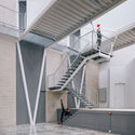 Almacén y oficinas Amaya / RuizEsquíroz - Fotografía interior, Edificio De Oficinas, Escaleras, Fachada, Fijación Vigas, Barandas, Puerta