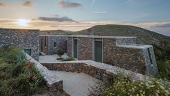 Vacation House on Folegandros Island / Demetrios Issaias - Tassis Papaioannou, Architects