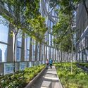 Jardins suspensos e praças elevadas: 10 edifícios que se abrem ao entorno nas alturas - Image 1 of 4