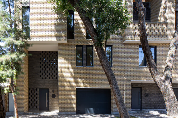 RB9 Townhouses / ARC Architects - Exterior Photography, Windows, Brick, Facade