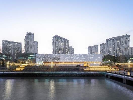 Edifício de Espaço Público Aberto do Distrito de Xuhui em Xangai – Edifício C / TM Studio - Fotografia de Exterior, Orla