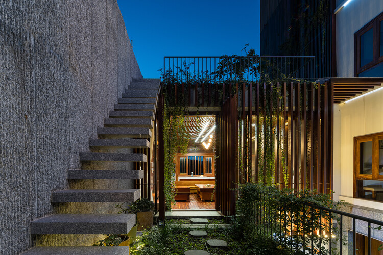 Roof Gardens / Ladesignstudio - Exterior Photography, Windows, Stairs, Handrail