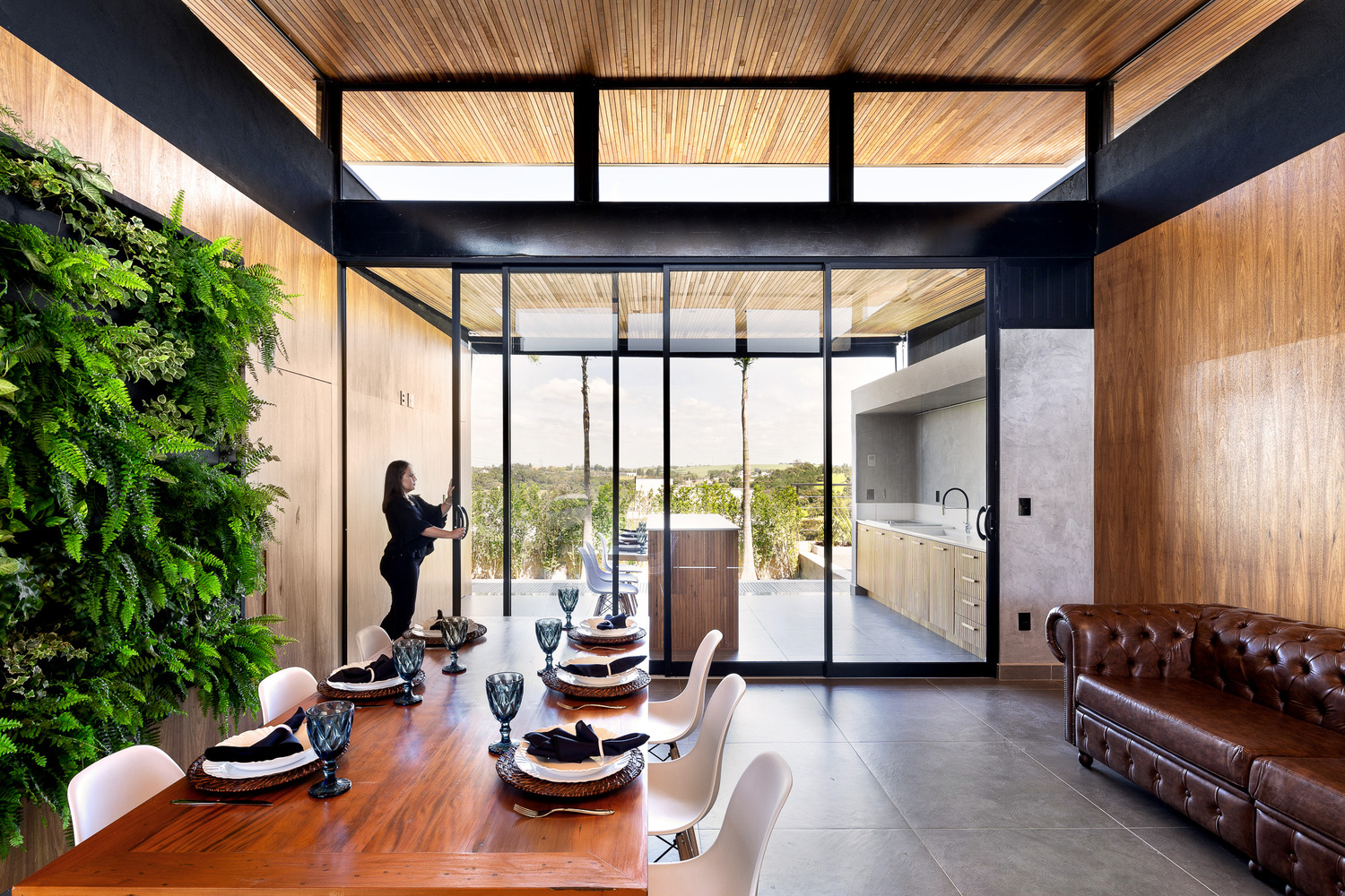 Casa Villas / Taguá Arquitetura - Fotografia de Interiores, Porta, Viga, Fachada, Mesa, Iluminação, Cadeira, Banco