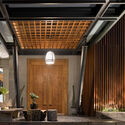 entrance night - C&ocirc;ng tr&igrave;nh biệt thự 2 tầng hiện đại đẹp c&oacute; hồ bơi nằm vị tr&iacute; l&ocirc; g&oacute;c