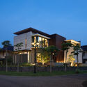 intersecrion facade night - C&ocirc;ng tr&igrave;nh biệt thự 2 tầng hiện đại đẹp c&oacute; hồ bơi nằm vị tr&iacute; l&ocirc; g&oacute;c