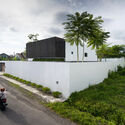 02 bias house adria yurike architects exterior photo - Tổ ấm của một cặp vợ chồng trẻ với hai đứa con
