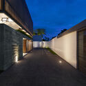 07 bias house adria yurike architects exterior photo - Tổ ấm của một cặp vợ chồng trẻ với hai đứa con