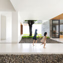 10 bias house adria yurike architects interior photo - Tổ ấm của một cặp vợ chồng trẻ với hai đứa con