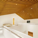 17 bias house adria yurike architects interior photo - Tổ ấm của một cặp vợ chồng trẻ với hai đứa con