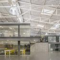 Renovación de almacenes: 12 proyectos brasileños que se apropian de estructuras industriales - Image 2 of 4