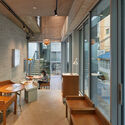 55米长坡，“小房子”店铺 / everyarchitects - 室内图, 文化中心