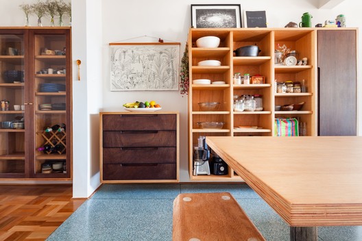 Topázio Apartment / Sabiá Arquitetos - Interior Photography, Closet, Shelving, Wood