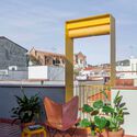 Viviendas siete vidas / Anna & Eugeni Bach - Fotografía exterior, Sillas, Mesas, Ventanas, Patio, Terraza