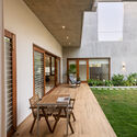 3 dining deck - Căn biệt thự 2 tầng hiện đại thiết kế nhiều kh&ocirc;ng gian s&acirc;n vườn hơn