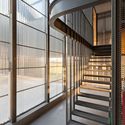 Nave de maquinarias y oficinas Bertolotti Vial / Estudio 2(A) DosArquitectas - Fotografía interior, Edificio De Oficinas, Escaleras, Fachada, Barandas, Fijación Vigas