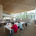 大宫区役所：大宫图书馆 / Coelacanth K&H Architects + 大成建设 + 久米设计 - 室内图, 图书馆, 桌子, 椅子