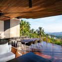 “漂浮”在陡坡上的观景台，Kelapa 住宅 / Architects 49 (Phuket) Limited - 室内图, 独立住宅, 椅子