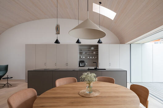 Casa Kozina / Atelier 111 Architekti - Fotografía interior, Cocina, Mesas, Sillas