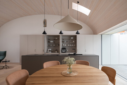 Casa Kozina / Atelier 111 Architekti - Fotografía interior, Cocina, Mesas, Sillas, Encimera