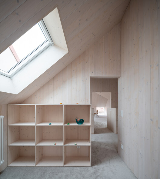 Casa Kozina / Atelier 111 Architekti - Fotografía interior, Armarios, Ventanas, Estanterías, Fijación Vigas