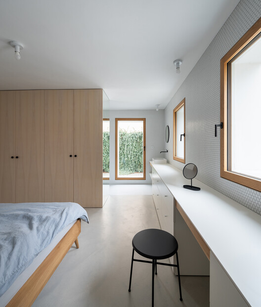 Casa Kozina / Atelier 111 Architekti - Fotografía interior, Dormitorio, Mesas, Ventanas, Sillas