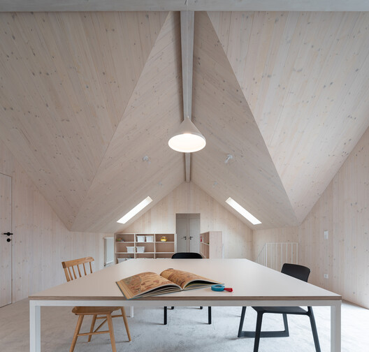 Casa Kozina / Atelier 111 Architekti - Fotografía interior, Comedor, Mesas, Ventanas, Fijación Vigas, Sillas