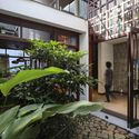 4 - Căn biệt thự 2 tầng hiện đại kh&ocirc;ng gian mở với s&acirc;n vườn v&agrave; hồ c&aacute; Koi