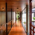 17 - Căn biệt thự 2 tầng hiện đại kh&ocirc;ng gian mở với s&acirc;n vườn v&agrave; hồ c&aacute; Koi