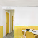 Residencia de estudiantes en Getafe / OOIIO Arquitectura - Fotografía interior, Mesas, Puerta, Sillas