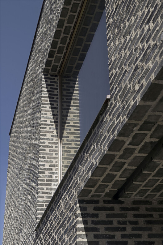 Beyond Red: Architecture With Gray and Black Bricks - Image 6 of 21