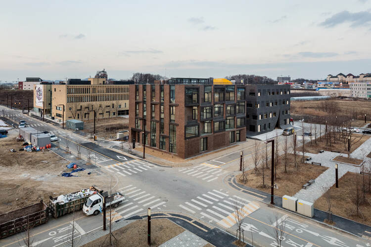 Zip Cinema / poly.m.ur - Exterior Photography, Windows, Cityscape